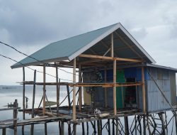 Renovasi RTLH Milik Ibu Syamsiah di Desa Umbele Rampungkan Pemasangan Atap Rumah