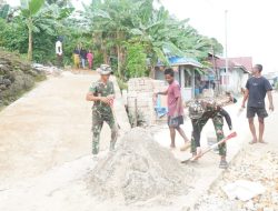 Di Bawah Terik Matahari, Satgas TMMD Ke-129 Tetap Genjot Pembangunan Rabat Beton di Desa Polewali