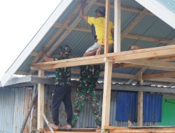 Renovasi RTLH Milik Ibu Syamsiah Terus Berlanjut, Satgas TMMD Pasang Rangka Dinding Kalsiboard