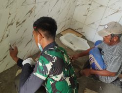 Kemanunggalan TNI dan Rakyat terjalin di Pembangunan MCK Masjid di Desa Umbele