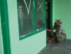 Satgas TMMD Ke-129 Kodim 1311/Morowali Lanjutkan Renovasi RTLH Milik Bapak Hardi pasang pintu