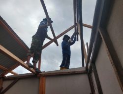 Renovasi RTLH Milik Bapak Nardianto di Desa Polewali Memasuki Tahap Pemasangan Atap dan Dinding Kalsiboard