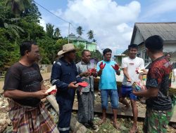 Utamakan Keselamatan Kerja, Satgas TMMD Bagikan Sarung Tangan kepada Warga Saat Pengecoran Rabat Beton