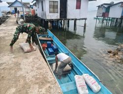 Satgas TMMD Ke-129 Bersama Warga Gotong Royong Turunkan Material Pembangunan di Desa Polewali