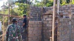 Pemasangan Dinding Batako MCK Desa Polewali Terus Dikebut Satgas TMMD Ke-129 Bersama Warga