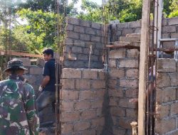 Pemasangan Dinding Batako MCK Desa Polewali Terus Dikebut Satgas TMMD Ke-129 Bersama Warga