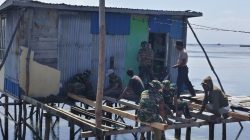Pemasangan Lantai Tandai Kemajuan Renovasi RTLH TMMD Ke-129 di Desa Umbele