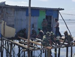 Pemasangan Lantai Tandai Kemajuan Renovasi RTLH TMMD Ke-129 di Desa Umbele