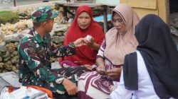 Personil Satgas TMMD bersama Puskesmas Umbele Laksanakan Pengobatan Door to Door bagi Warga di Lokasi TMMD Ke-129