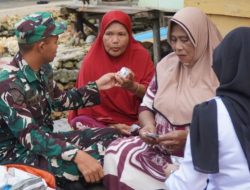 Personil Satgas TMMD bersama Puskesmas Umbele Laksanakan Pengobatan Door to Door bagi Warga di Lokasi TMMD Ke-129