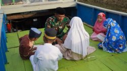 Prada Jefrin Manfaatkan Waktu Luang Mengajar Mengaji Anak-anak di Lokasi TMMD Ke-129 Kodim 1311/Morowali