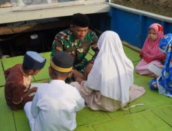 Prada Jefrin Manfaatkan Waktu Luang Mengajar Mengaji Anak-anak di Lokasi TMMD Ke-129 Kodim 1311/Morowali