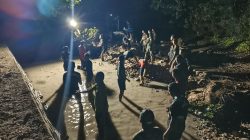 Satgas TMMD Ke-129 Kodim 1311/Morowali Lembur Bersama Warga Kumpulkan Material Lokal di Pesisir Pantai Umbele