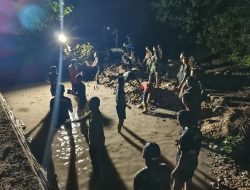 Satgas TMMD Ke-129 Kodim 1311/Morowali Lembur Bersama Warga Kumpulkan Material Lokal di Pesisir Pantai Umbele
