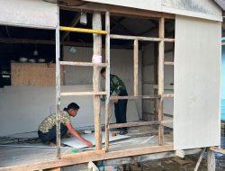 Pemasangan Kalsiboard Luar Tandai Kemajuan Renovasi RTLH Milik Ibu Salawiah di Desa Polewali
