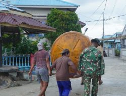 Gotong Royong Angkat Tower Air, Satgas TMMD Ke-129 Bersama Warga Percepat Pekerjaan Manunggal Air di Desa Umbele