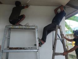 Pemasangan Plafon RTLH Bapak Hardi di Desa Pulau Dua Capai Progres Positif