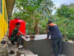 Satgas TMMD dan Warga Lanjutkan Pemasangan Dudukan Tandon Air Program Manunggal Air Bersih di SDN Desa Pulau Dua