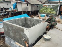 Satgas TMMD Ke-129 Laksanakan Pengaplusan Bak Penampungan Program Manunggal Air Bersih di Desa Umbele