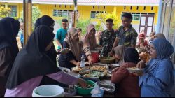 Guru SDN Umbele Siapkan Jamuan Makan sebagai Bentuk Terima Kasih kepada Satgas TMMD Ke-129