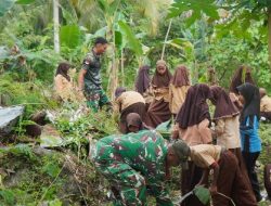 Kerja Bakti Satgas TMMD dan Siswa SDN Umbele Wujudkan Lingkungan Sekolah Bersih dan Nyaman