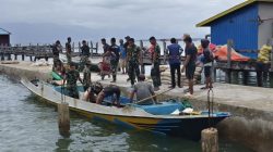 Semangat Gotong Royong, Warga dan Satgas TMMD Bahu-Membahu Turunkan Material Semen dari Kapal