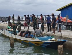 Semangat Gotong Royong, Warga dan Satgas TMMD Bahu-Membahu Turunkan Material Semen dari Kapal