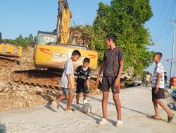 Anak-anak Kepulauan Umbele Antusias Manfaatkan Jalan Hasil TMMD sebagai Tempat Bermain