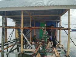 Pemasangan Gelagar Lantai, Renovasi RTLH Ibu Syamsiah Terus Berprogres