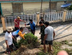 Semangat Gotong Royong Satgas TMMD dan Warga Bersihkan Lingkungan Desa Umbele