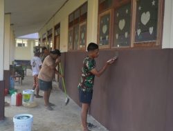 Satgas TMMD Bersama Warga, Guru, dan Siswa Laksanakan Pengecatan Ruang Kelas SMP Negeri Bungku Selatan