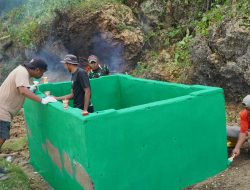 Satgas TMMD Ke-129 Kodim 1311/Morowali Bersama Warga Laksanakan Pengecatan Tempat Sampah di Kepulauan Umbele
