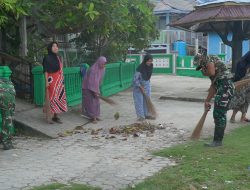 Ibu-ibu PKK Desa Umbele Antusias Ikuti Pembersihan Lingkungan Bersama Satgas TMMD Ke-129 Kodim 1311/Morowali
