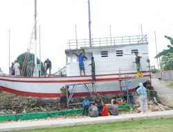 Satgas TMMD Ke-129 Kodim 1311/Morowali Bersama Warga Percantik Miniatur Kapal di Desa Umbele