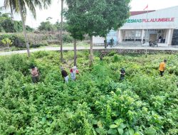 Satgas TMMD Ke-129 Kodim 1311/Morowali Bersama Masyarakat Gelar Kerja Bakti di Puskesmas Umbele
