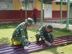 Semangat Gotong Royong Warnai Pemasangan Atap SMP Negeri 2 Umbele
