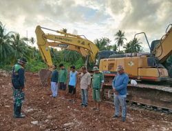 Operator Alat Berat Terima Arahan Sebelum Mulai Pekerjaan Pembukaan Jalan TMMD Ke-129