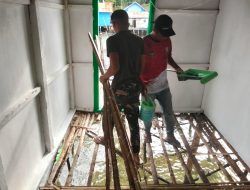 Satgas TMMD Bersama Masyarakat Pasang Gelagar Lantai RTLH Milik Bapak Nardianto