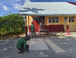 Satgas TMMD Lanjutkan Pemasangan Atap SMP Negeri 2 Bungku Selatan