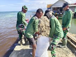Satgas TMMD Angkut Material Pasir dari Pelabuhan Gunakan Kendaraan Roda Dua