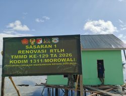 Satgas TMMD Serahkan Bantuan Bola Kaki kepada Karang Taruna Desa Umbele