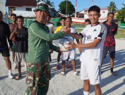 Satgas TMMD Serahkan Bantuan Bola Kaki kepada Karang Taruna Desa Umbele