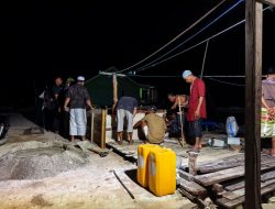 Satgas TMMD Ke-129 Lembur Bersama Masyarakat Pasang Dudukan Tandon Air di Desa Umbele