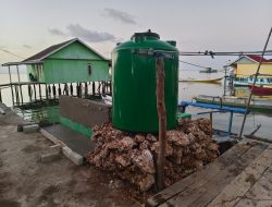 Semangat Gotong Royong, Satgas TMMD Ke-129 dan Warga Pasang Tandon Manunggal Air Bersih di Desa Umbele
