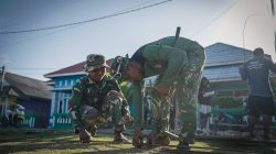 Satgas TMMD Bersama Masyarakat Gotong Royong Bangun Gapura TMMD di Kepulauan Umbele