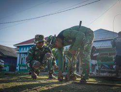 Satgas TMMD Bersama Masyarakat Gotong Royong Bangun Gapura TMMD di Kepulauan Umbele