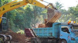 Perapian Jalan Terus Dilakukan, Satgas TMMD Ke-129 Rapikan Batu Besar di Sepanjang Jalur Pembukaan Jalan Kepulauan Umbele
