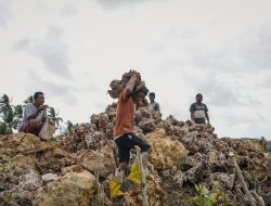 Masyarakat Desa Polewali Bergotong Royong Bersama Satgas TMMD Angkut Material Program Manunggal Air Bersih