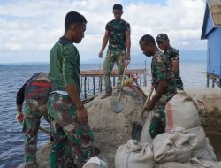 Satgas TMMD Angkut Material Pasir dengan Sepeda Motor untuk Pekerjaan Rabat Beton Jalan