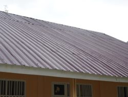 Pemasangan Atap Seng dan Plafon SMP Negeri 2 Bungku Selatan Rampung